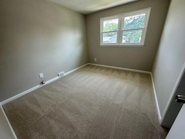 Building Photo - Immaculate 3 BD 2 BA Detached Home with Ga...