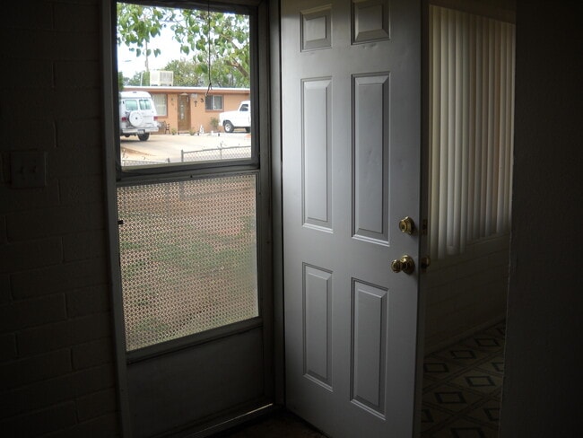 Building Photo - Cute House in Town