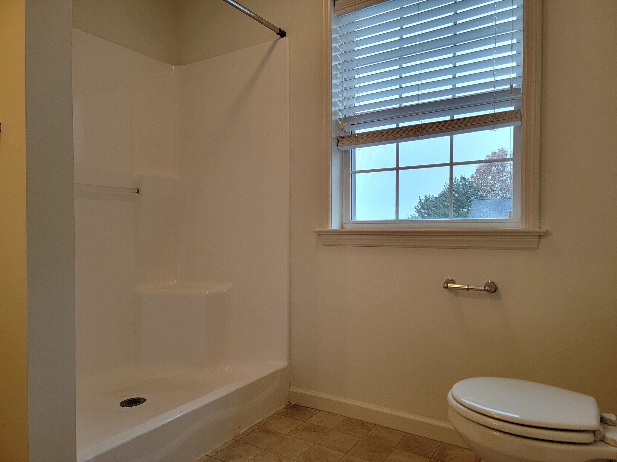 Building Photo - 647 Winding Ln