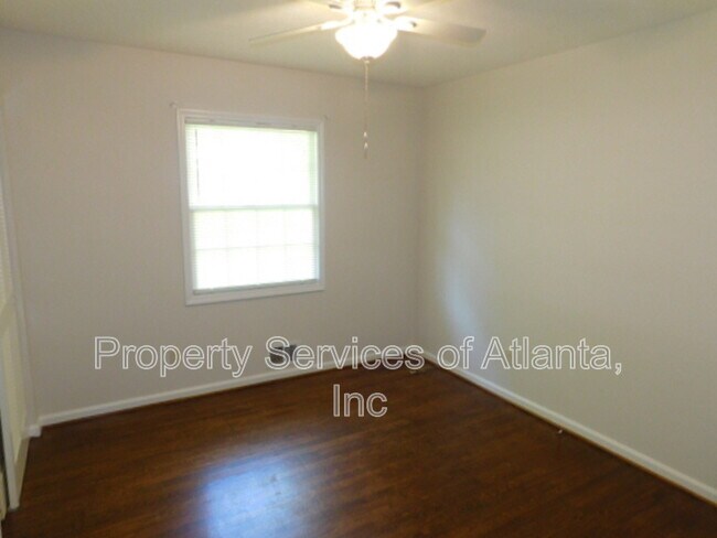 Building Photo - 879 Forest Ridge Dr SE