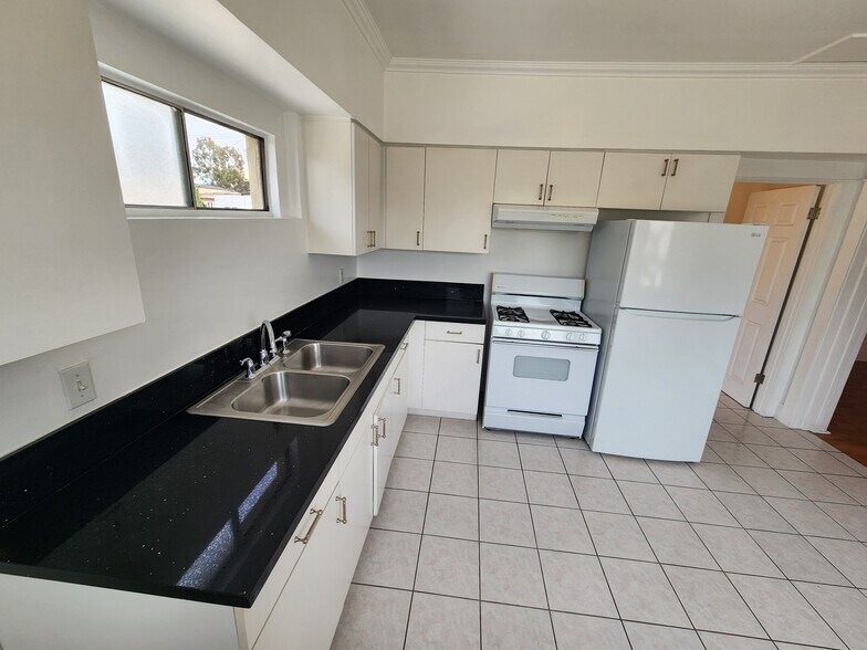 Building Photo - 820 N Edgemont St