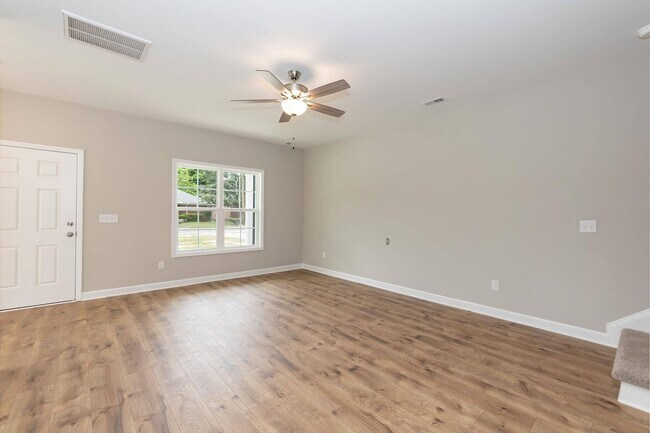 Building Photo - 3 Bed/2.5 Bath Home!