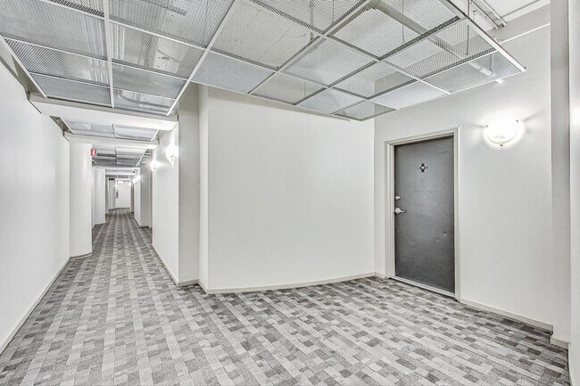 Building Photo - 165 N Canal St
