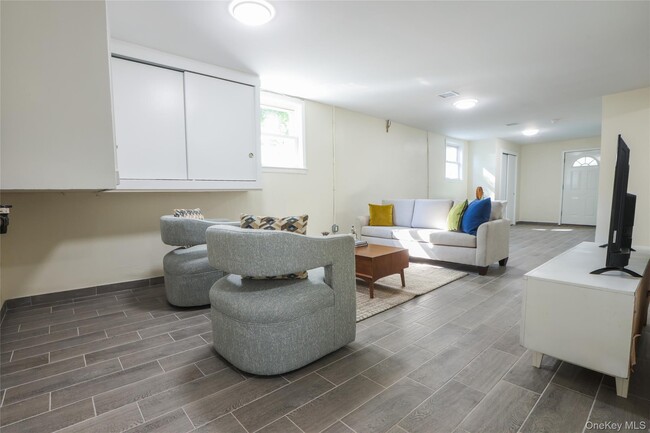 Building Photo - 25 Van Duzen Pl