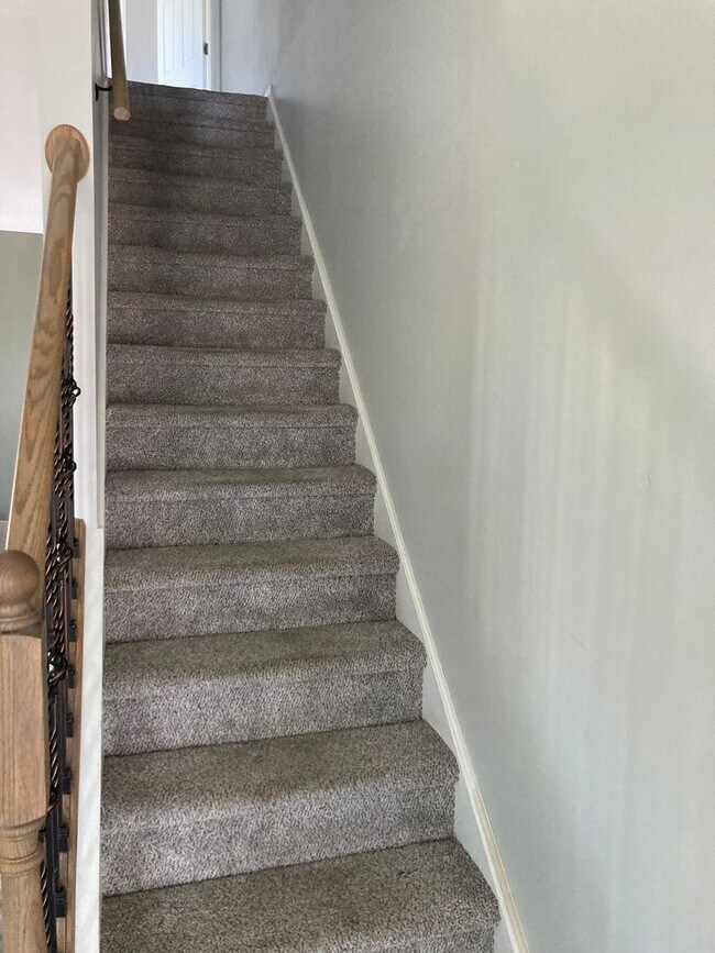 Building Photo - Fully renovated 3 bedroom, 2.5 bathroom en...