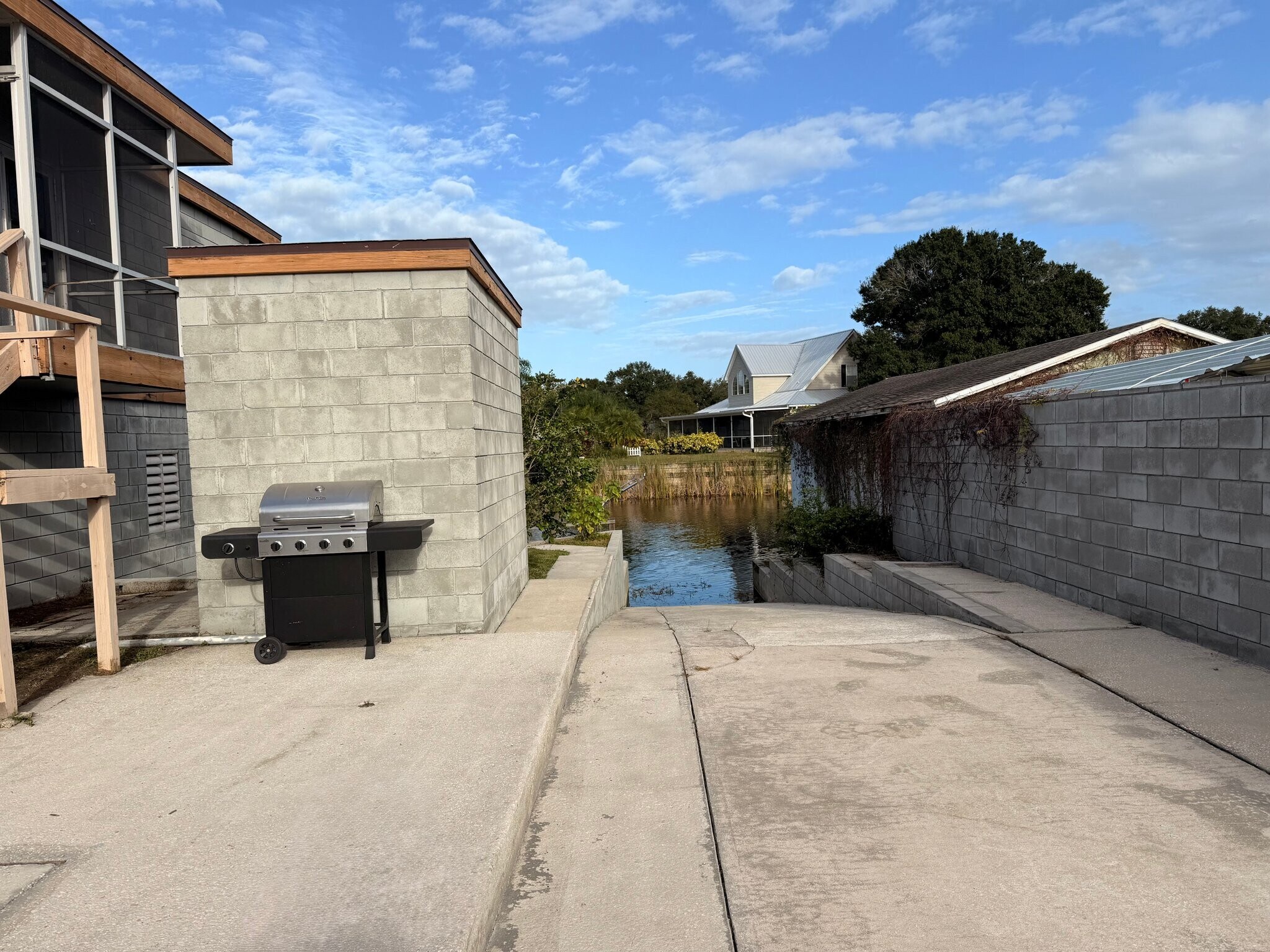 Building Photo - 160 N Lakeview Dr