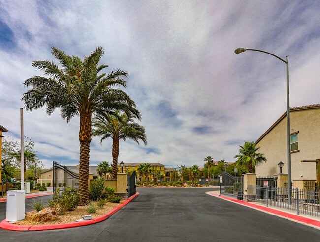Building Photo - 3 Bed, 2 Bath Townhome Just Outside of Nel...