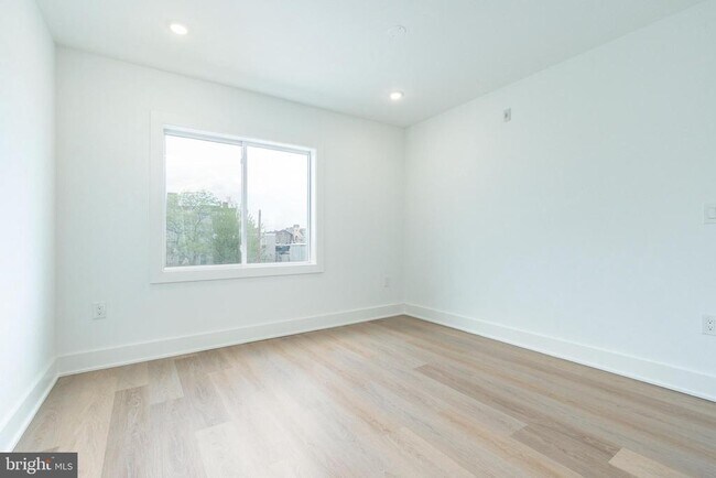 Building Photo - 2252 N Front St