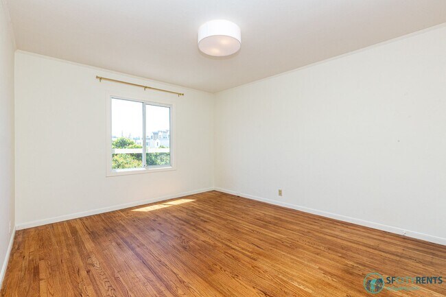 Building Photo - Outer Sunset: Top Floor w/ Shared Yard & Laundry on N Judah Line