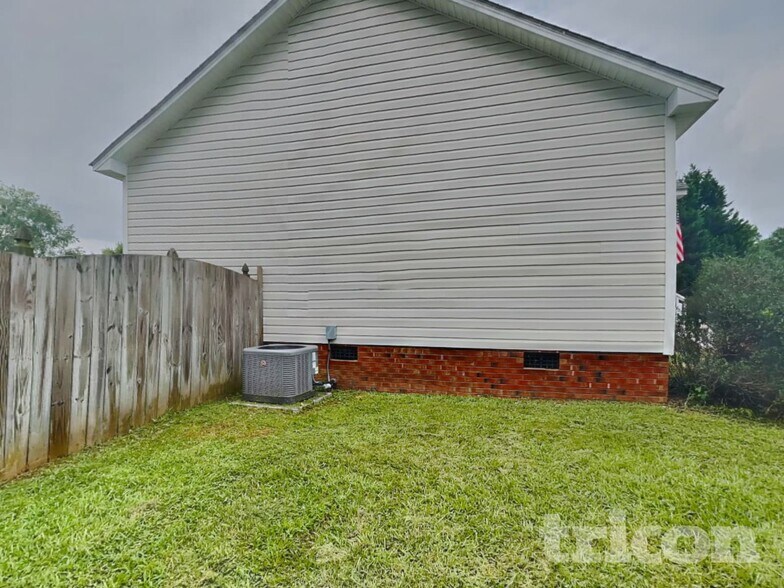 Building Photo - 109 Impressive Ln