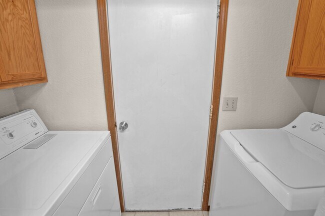 Building Photo - 1462-1462 N Dawn Dr