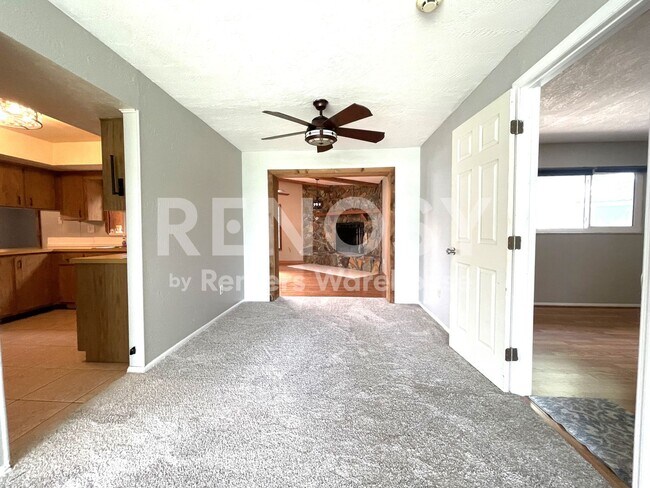 Building Photo - Largo - 4 Bed/2 Bath Single Family Home with Fenced Yard