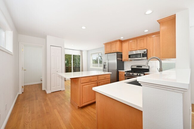 Building Photo - 3-Story Greenlake Home - Private Yard and ...