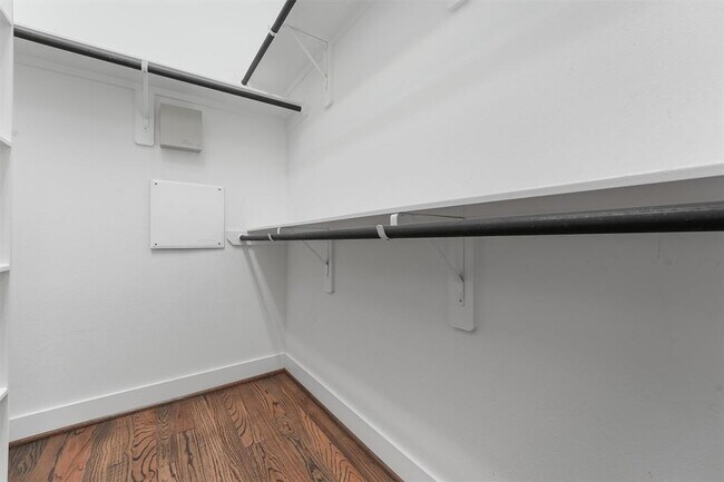Building Photo - 5815 E Post Oak Ln