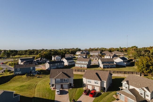 Building Photo - 2 Bedroom + Garage! Available now!