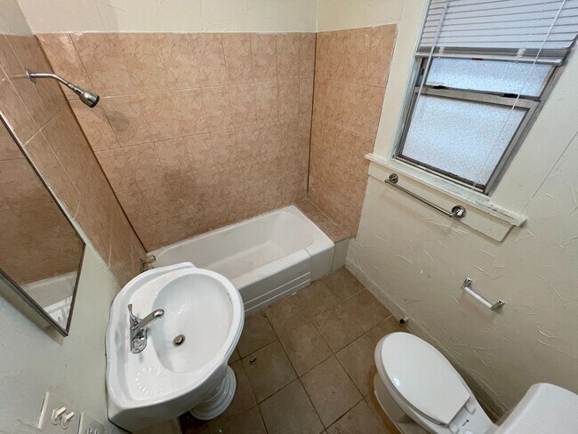 Building Photo - 2 br, 1 bath House - 1419 NE 25th