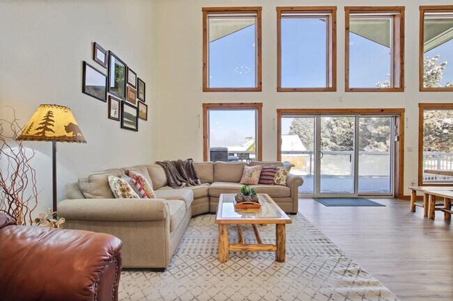 Building Photo - 130 Par Dr