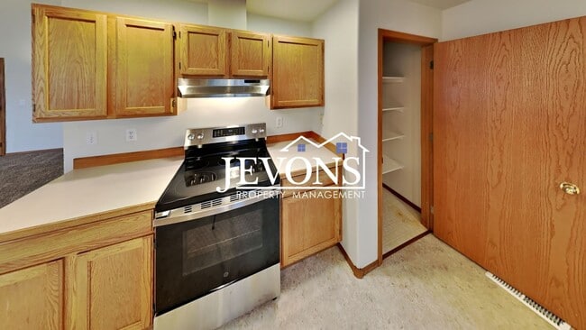 Building Photo - $500 Rent Credit - Two-bedroom home with a fully equipped kitchen, conveniently located near West...