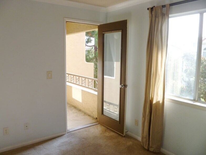 Building Photo - 3520 Lebon Dr