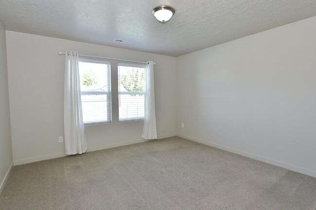 Building Photo - Immaculate Single-Level Home