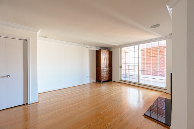 Building Photo - 1230 23rd St NW