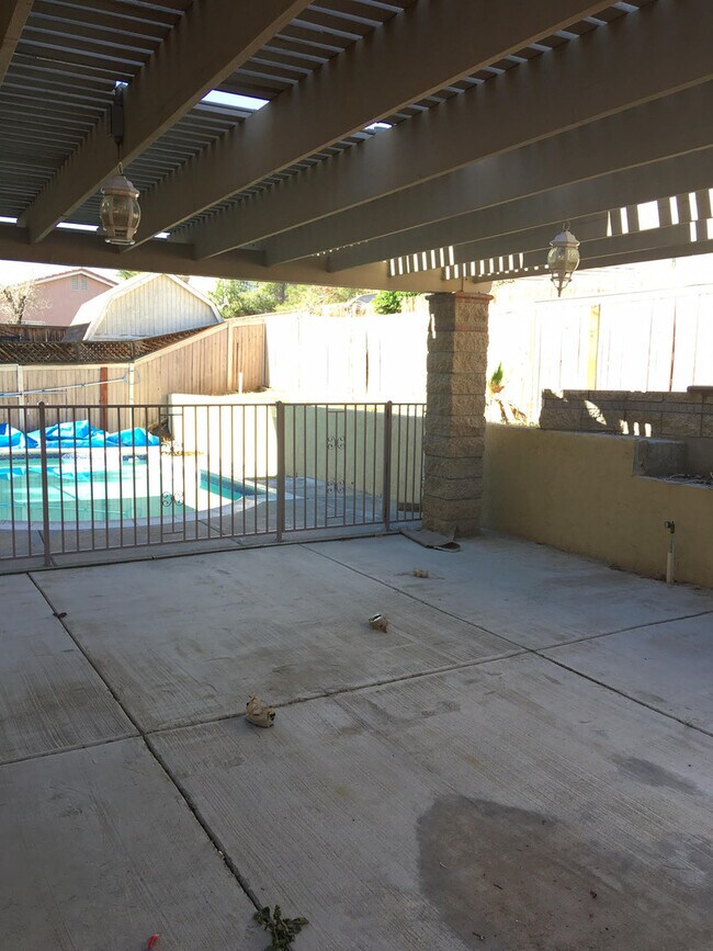 Building Photo - LARGE HOME WITH POOL! LOCATED CLOSE TO HWY...