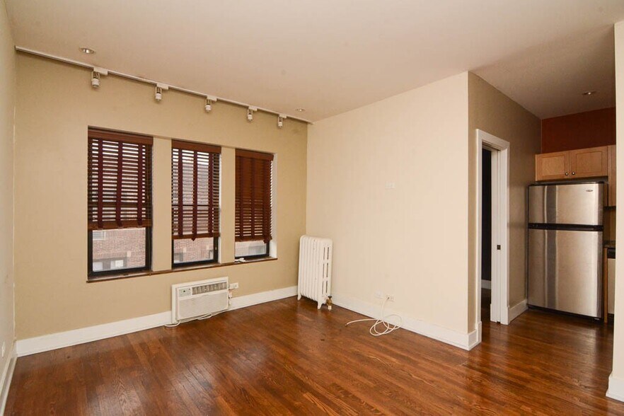 Building Photo - 726 W Addison St