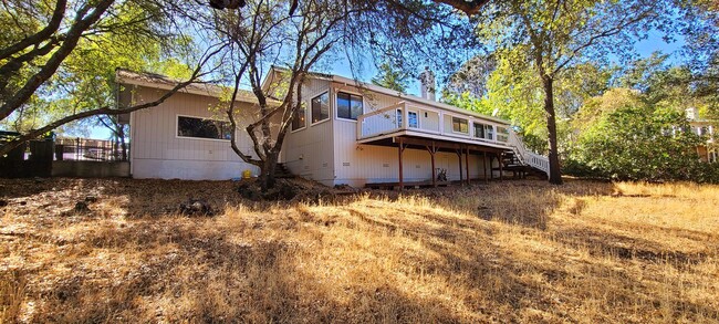 Building Photo - Gorgeous Single-Story Single-Family Home i...