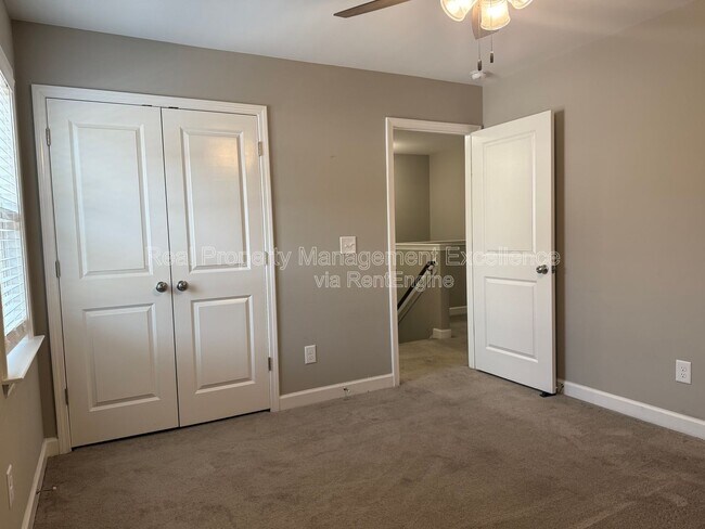 Building Photo - 432 Fallingbrook Dr