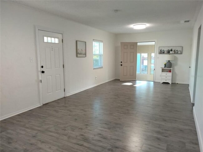 Building Photo - 351 Davenport Ave NE