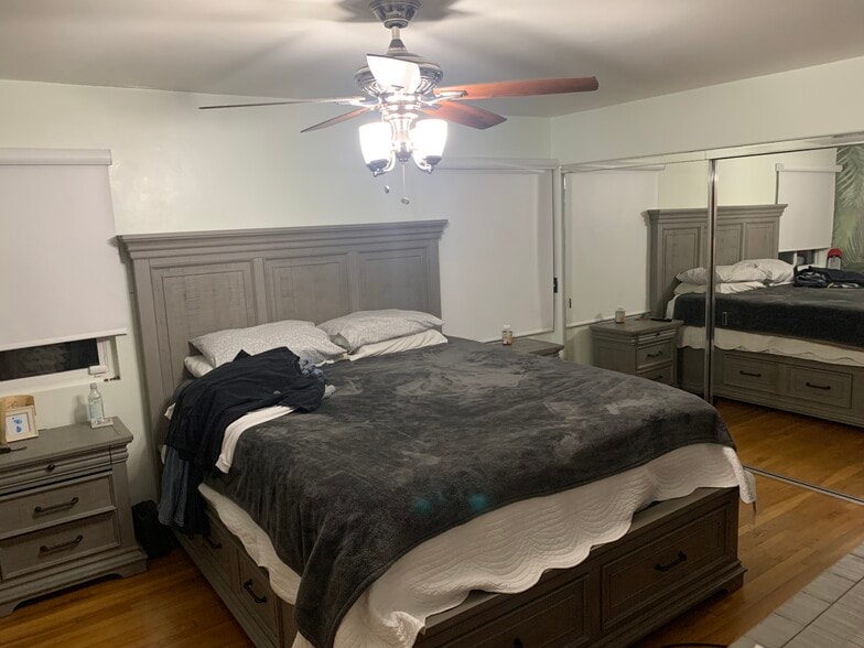 Master bathroom - 5037 Parkglen Ave