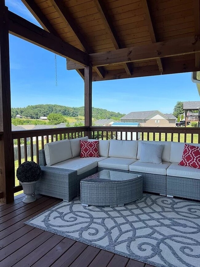 Building Photo - Stunning 3-Bedroom Home with Deck, Patio & Large Yard in Kodak, TN