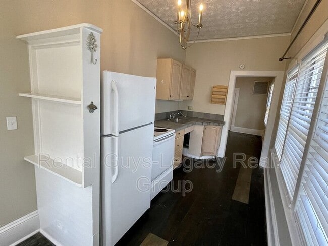 Building Photo - 2327 College St