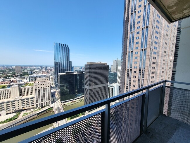 Building Photo - 235 W Van Buren St
