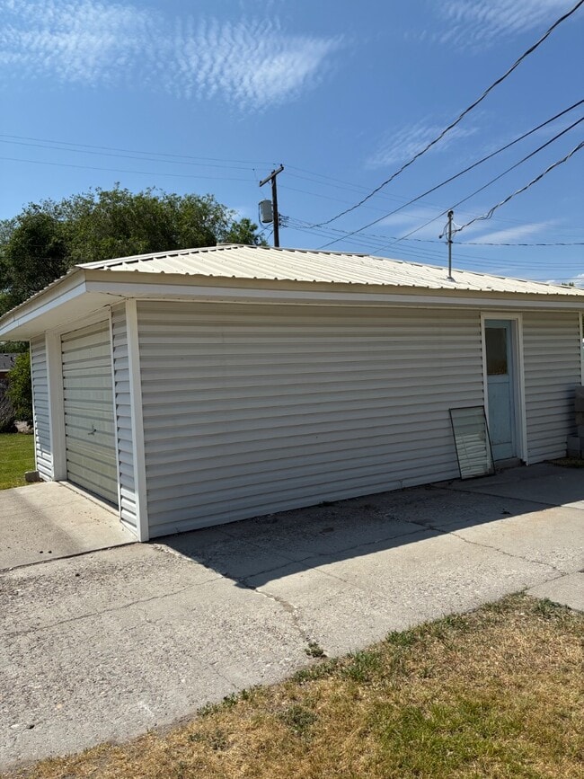 Building Photo - 658 Oriental Ave