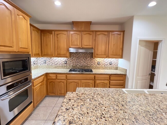 Building Photo - Northwest Bakersfield