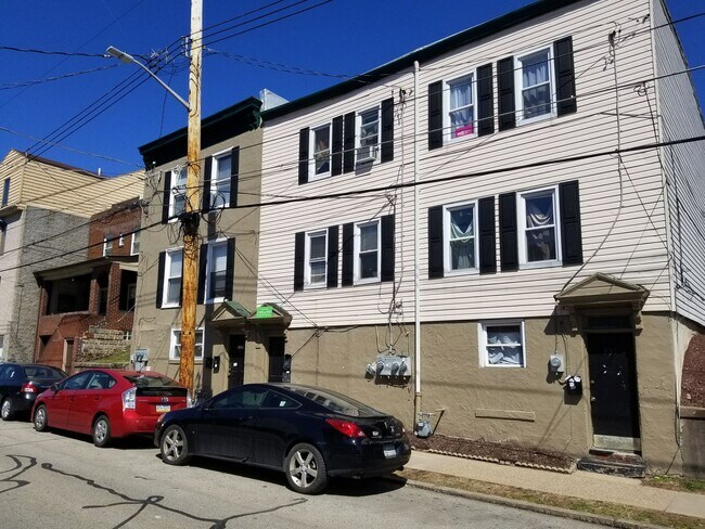 Building Photo - One Bedroom in Oakland! Great Location & H...