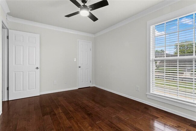 Building Photo - 5621 Kingsport Dr