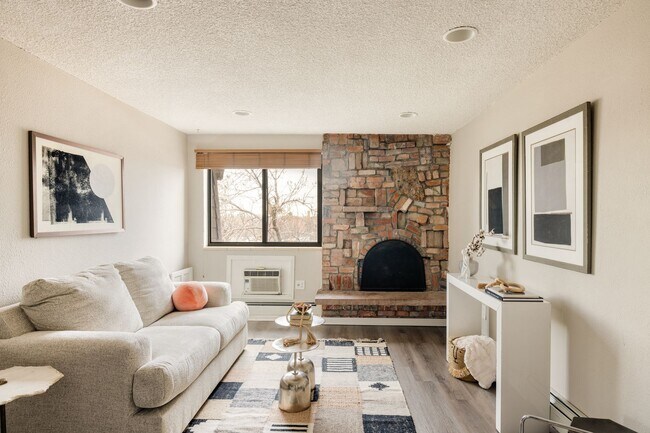 Building Photo - Top-Floor 2BD, 1BA Cap Hill Condo with Par...