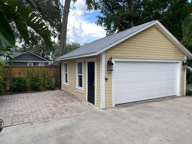 Building Photo - Charming 3 Bed, 3 Bath Home in Lake Davis/...