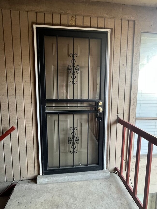 Building Photo - Condominium in Greenbrier. Available immediately! Conveniently located near the U of M. Newly ren...