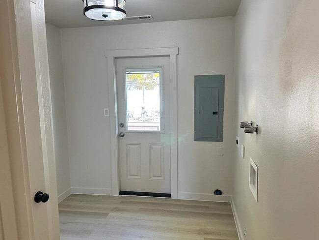 Building Photo - Gorgeous Santa Clara Home with Stunning Ki...