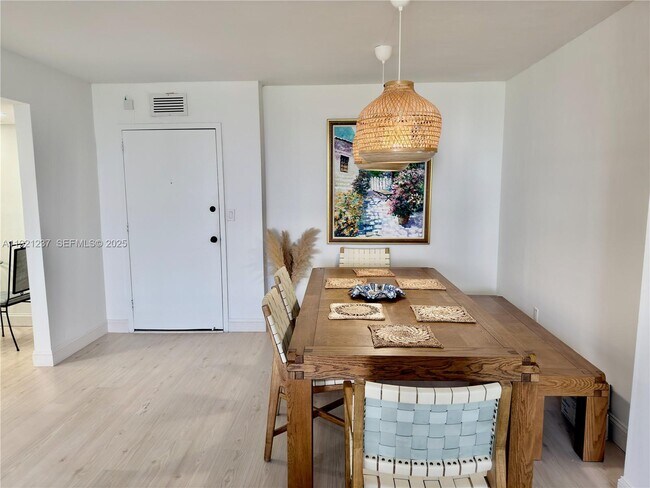 Building Photo - 3140 S Ocean Dr