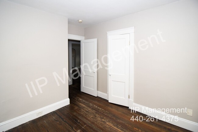 Building Photo - Welcome to this beautifully updated upper ...