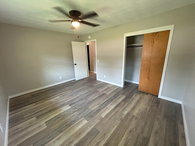 Building Photo - 210 Sanders Ave