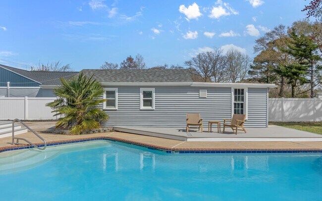 Building Photo - For Rent. 4 Bedrooms