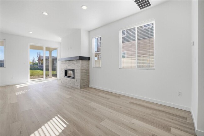 Building Photo - Brand new 3 bed 2.5 bath townhouse