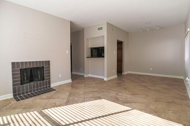 Building Photo - 2025 Augusta Dr