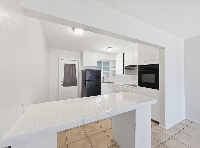 Building Photo - 2711 E Glenrosa Ave