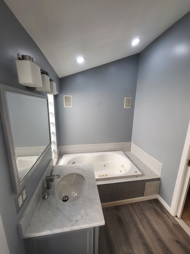 Building Photo - 2 Bedroom 2 Bath with Rooftop Deck!